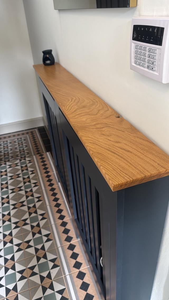 Radiator cover with a solid oak top