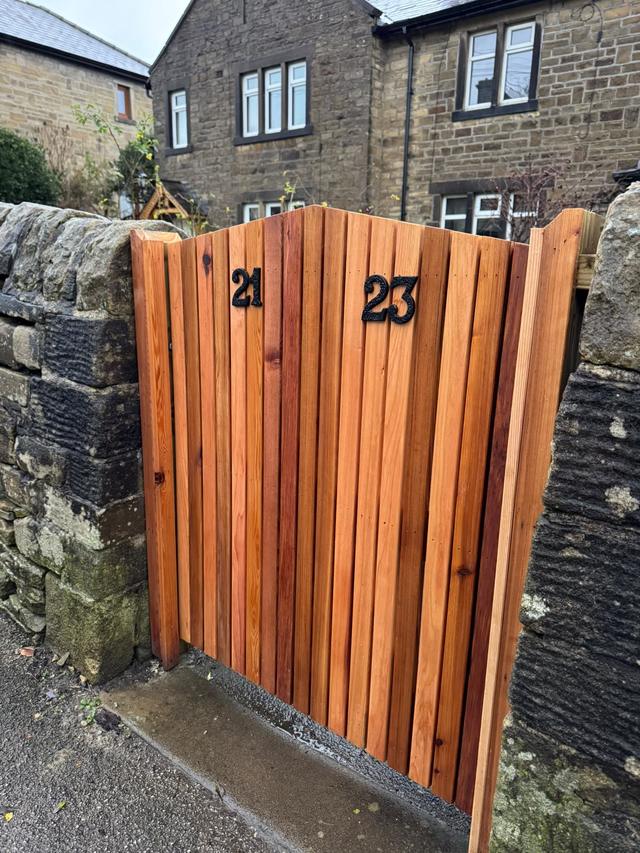 Made-to-measure timber gate