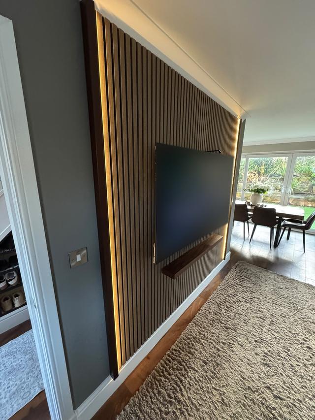 Slatted feature wall, side view