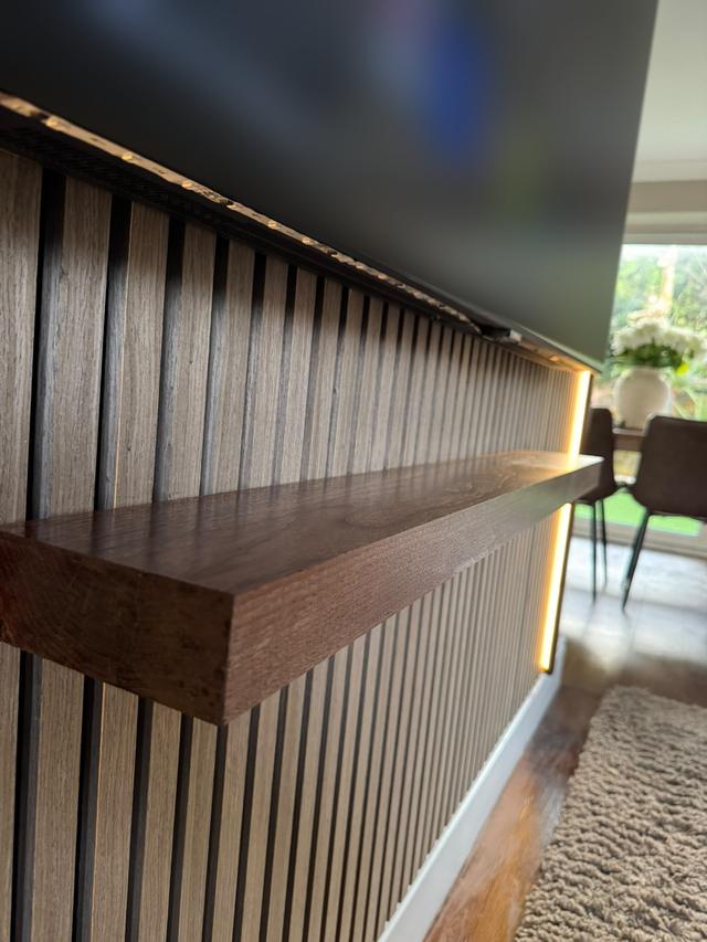Floating shelf detail
