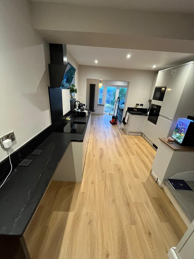 Handleless kitchen with black worktops
