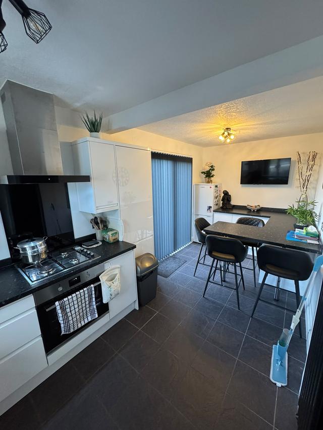 Kitchen with breakfast bar