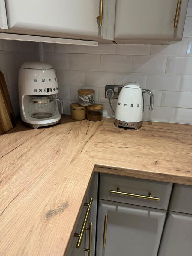 Oak-effect worktops and brass handles
