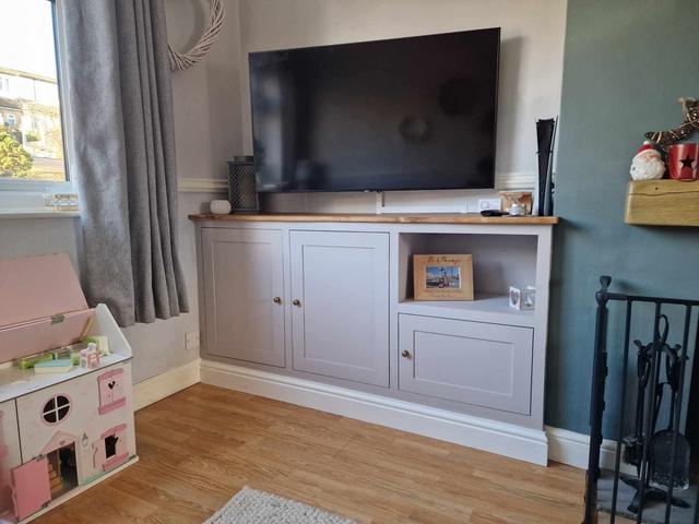 Alcove TV unit with oak top