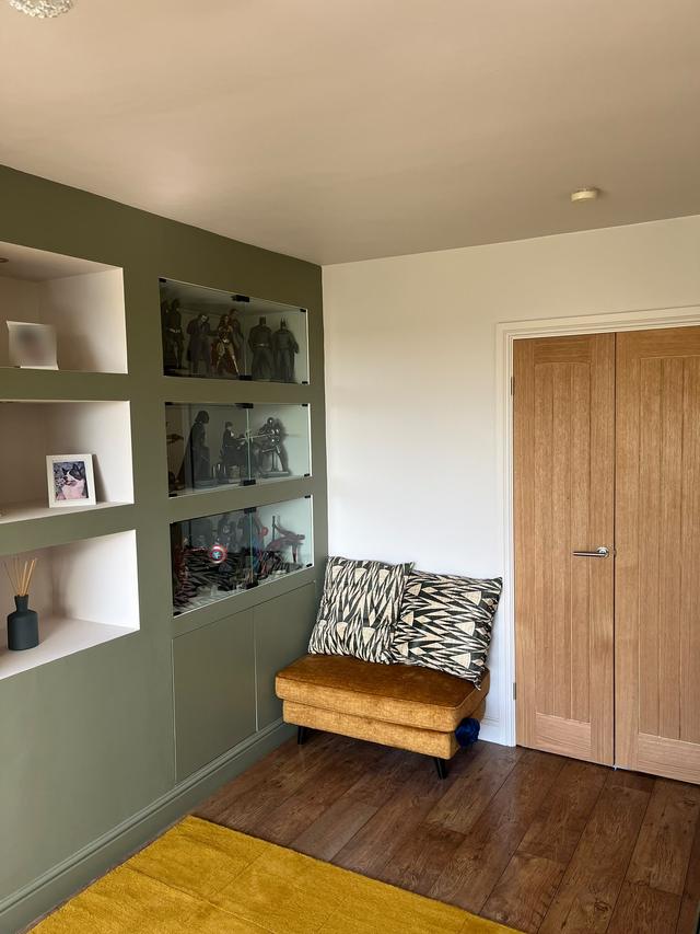 Built-in display shelves and glass cabinets