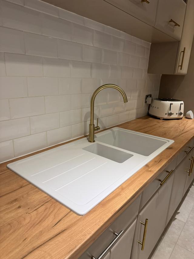 White sink set into oak-effect worktop