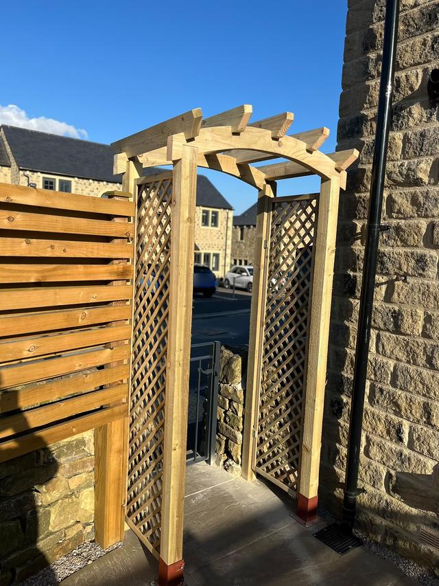 Lattice pergola arch